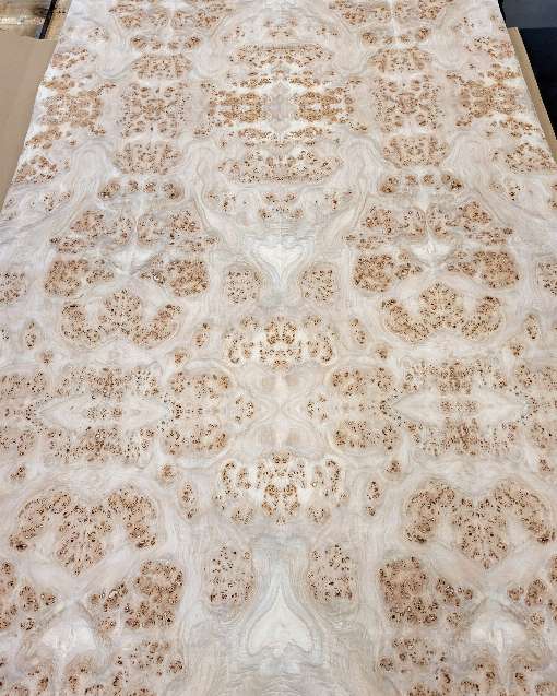 Bilder 3+4: Richtig zusammengef�gt k�nnte man manches Furnierblatt als individuelles und nachhaltiges Kunstobjekt an die Wand h�ngen. Fotos: Schorn & Groh GmbH